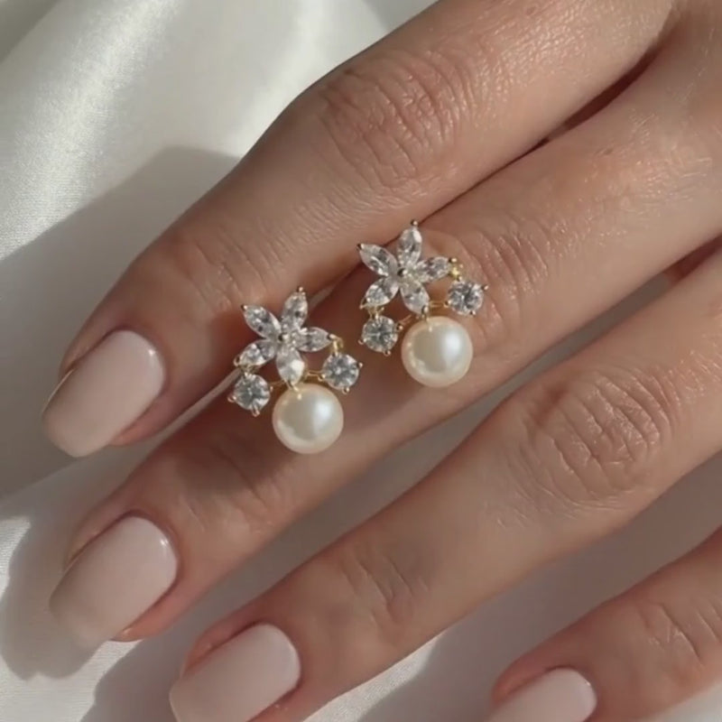 Ohrringe Fleur mit Perle vergoldet